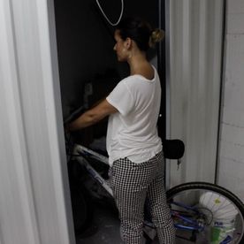 Boxroom mujer almacenando una bici