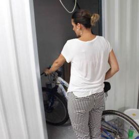 Boxroom mujer almacenando una bicicleta